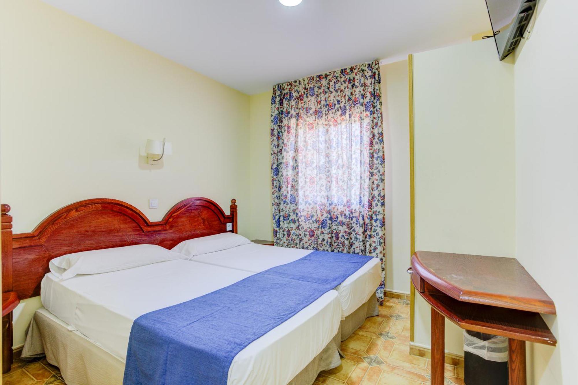 Hotel Pizarro อูมาเนส เด มาดริด ภายนอก รูปภาพ