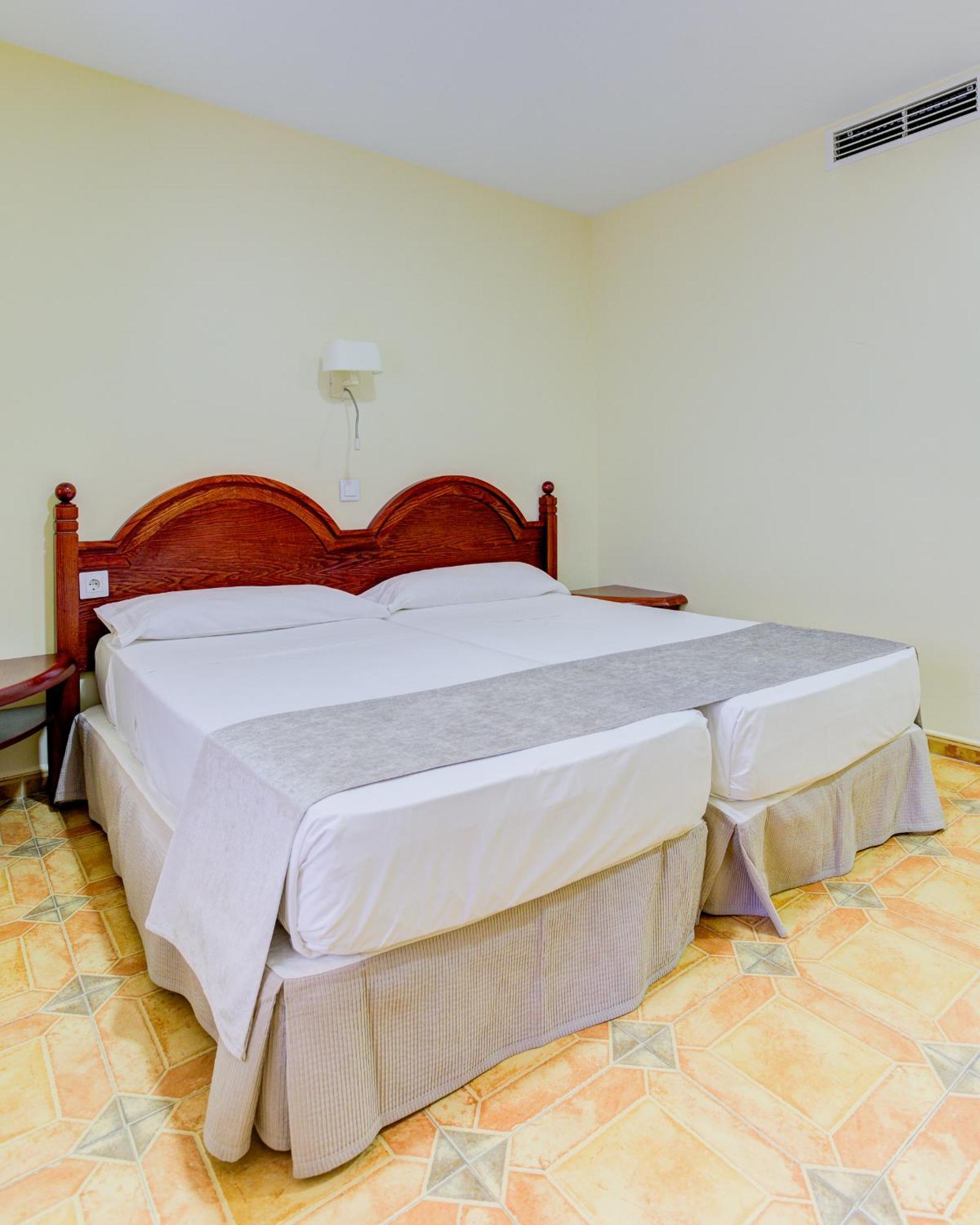 Hotel Pizarro อูมาเนส เด มาดริด ภายนอก รูปภาพ